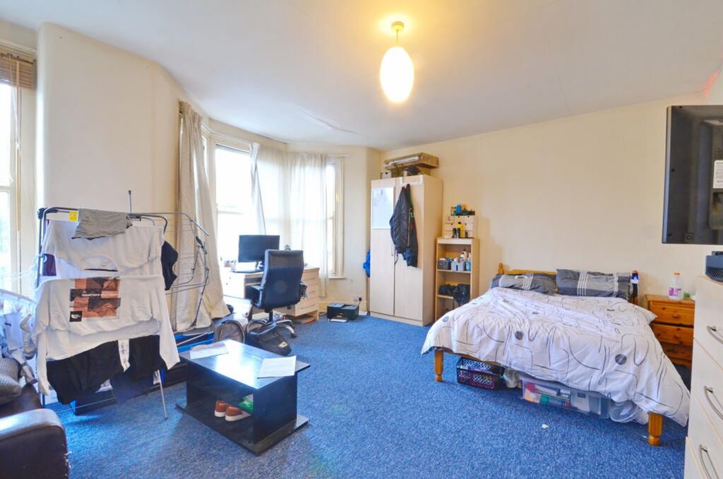Property photo 3 of 7 A Cozy Double Bedroom Featuring Ample Natural Ligh...