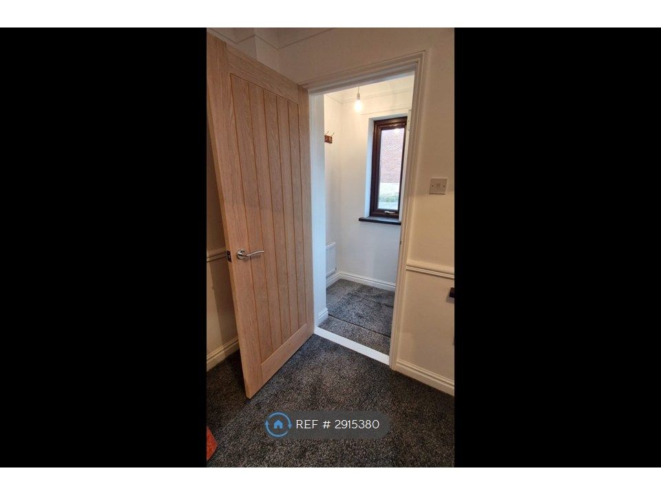 Property photo 2 of 7 Hallway