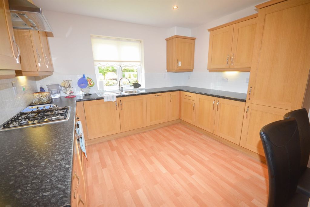 Property photo 2 of 7 Kitchen