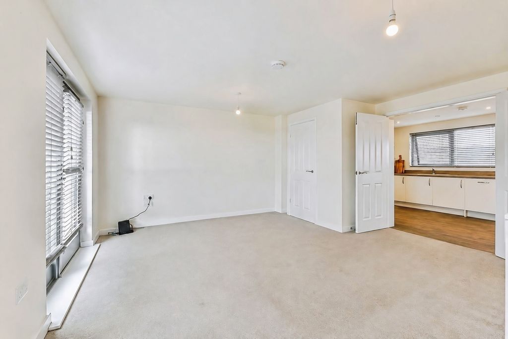 Property photo 3 of 13 Lounge