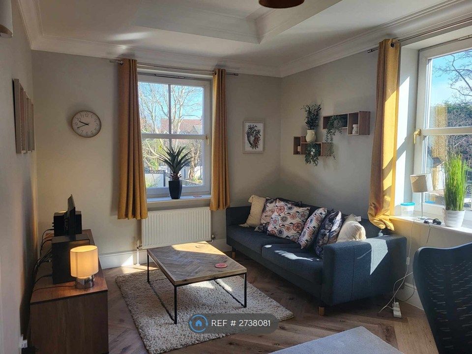 Property photo 1 of 11 Living Room