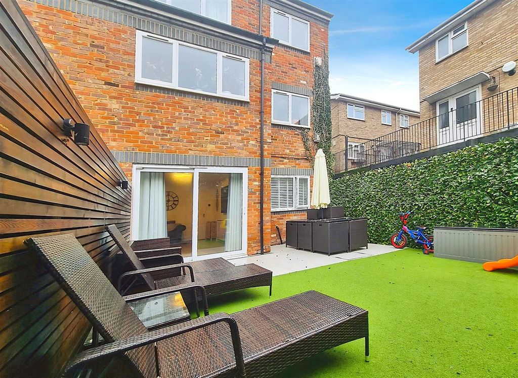 Property photo 1 of 11 Own Rear Garden