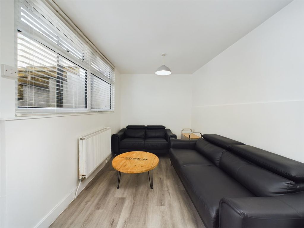 Property photo 2 of 12 Cam02534G0-Pr0082-Still006.Jpg