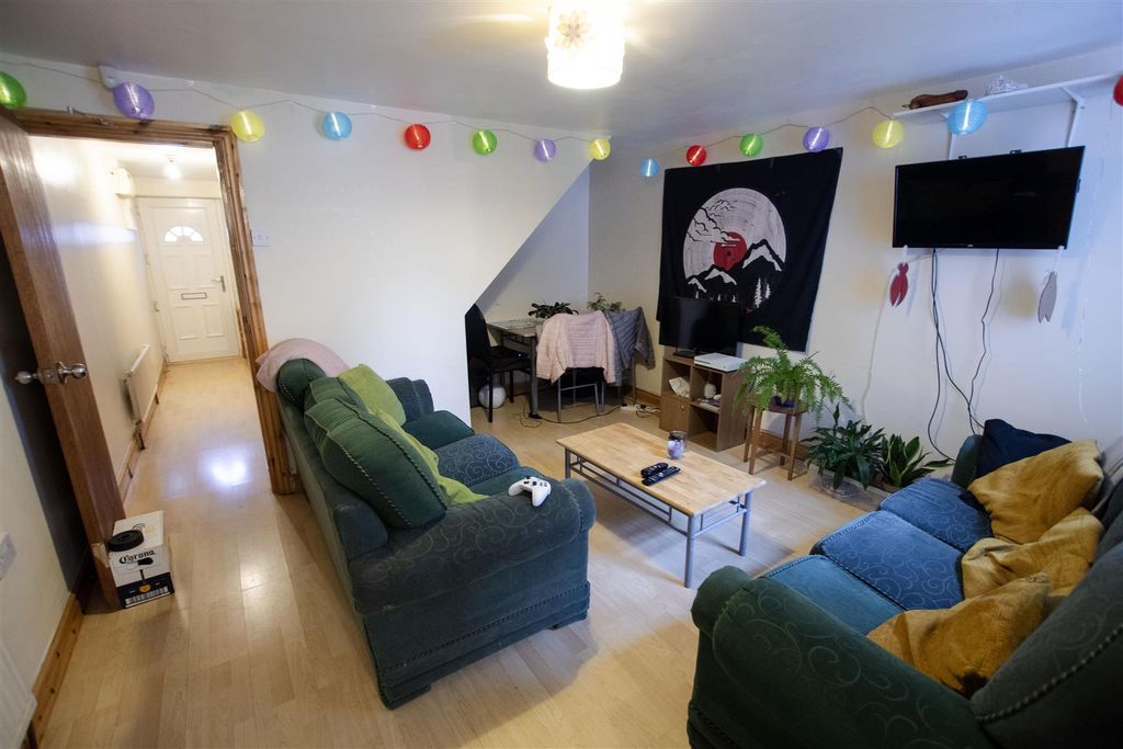Property photo 1 of 5 Approach