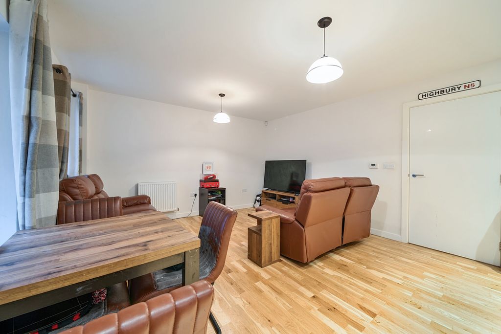 Property photo 3 of 18 1404652-3-697B89B...