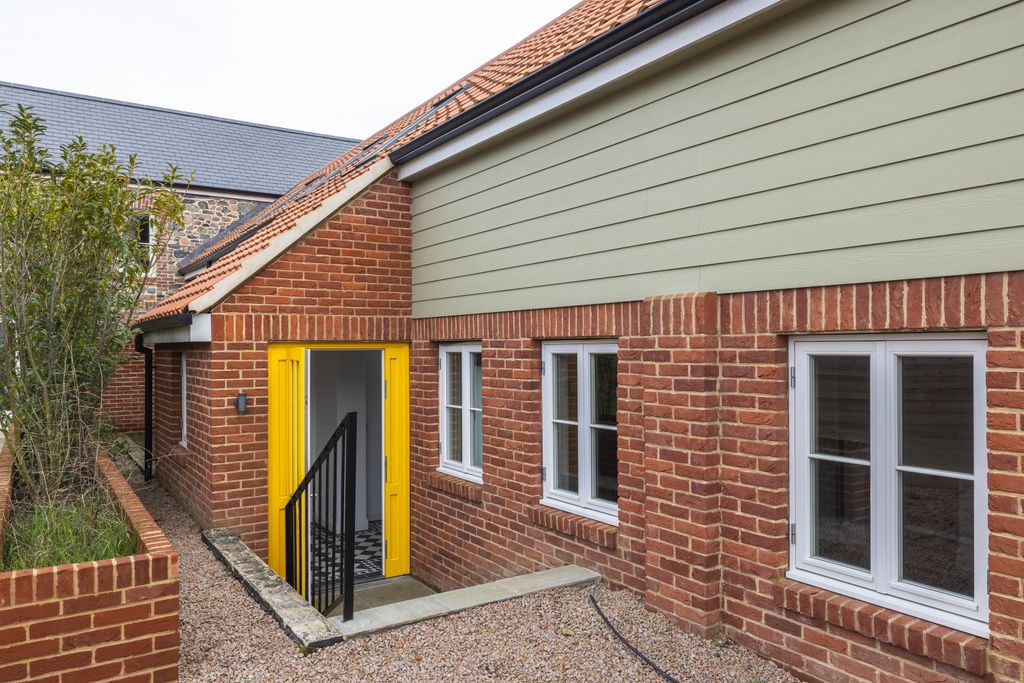 Property photo 2 of 20