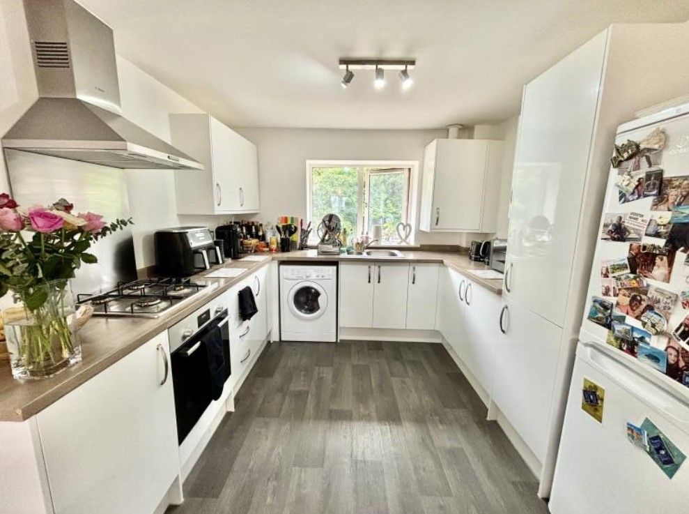Property photo 2 of 6 Kitchen