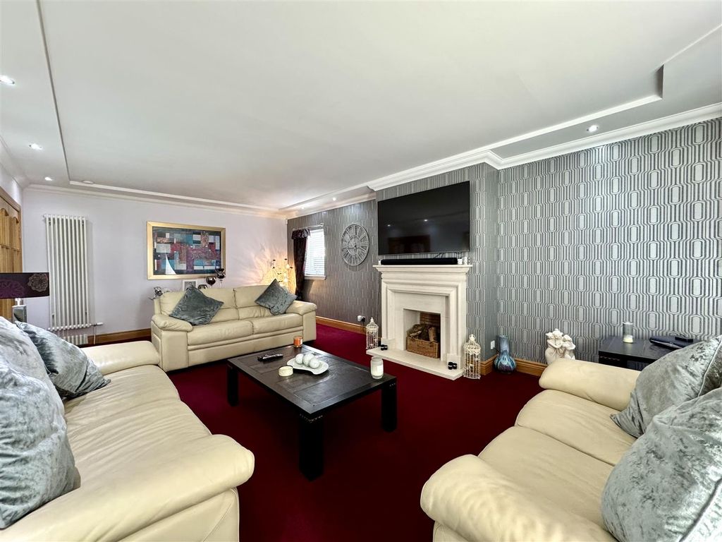 Property photo 2 of 42 Lounge