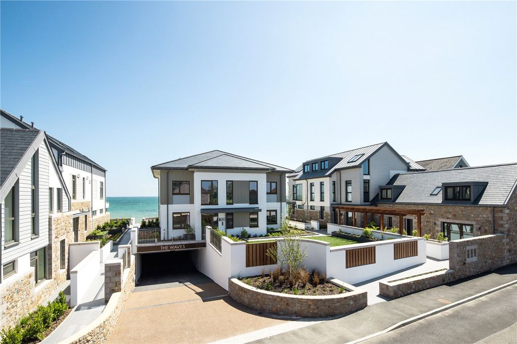 Property photo 3 of 9 External