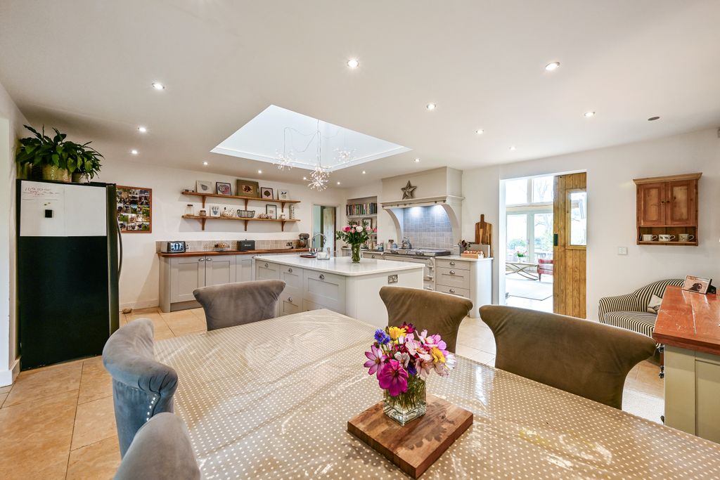 Property photo 3 of 31