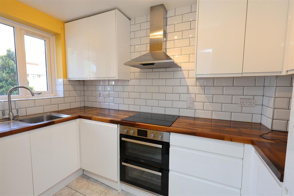 Property photo 2 of 19 Kitchen