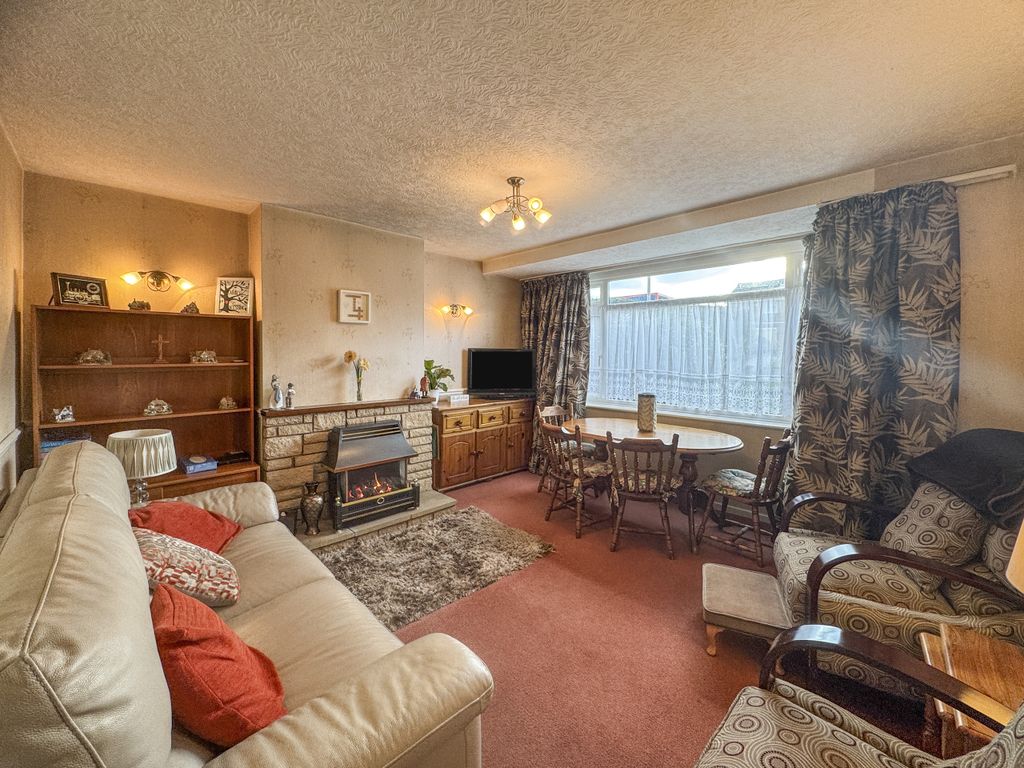 Property photo 3 of 13 Lounge