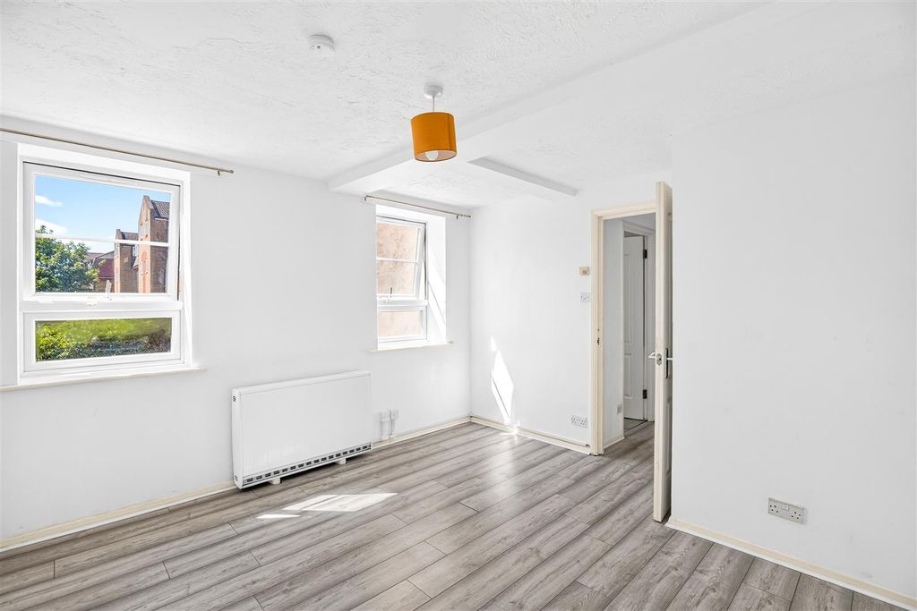 Property photo 3 of 10 San-8 Memorial AV E15-24.Jpg