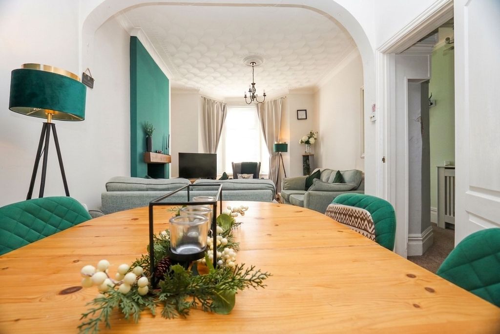 Property photo 2 of 31