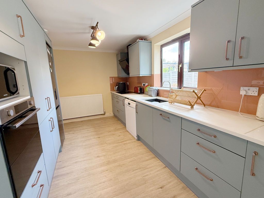 Property photo 2 of 9 Kitchen