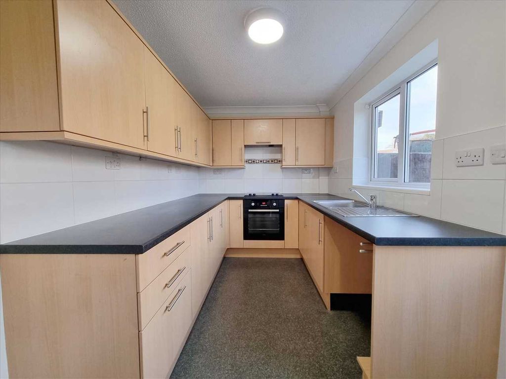 Property photo 3 of 8 Kitchen