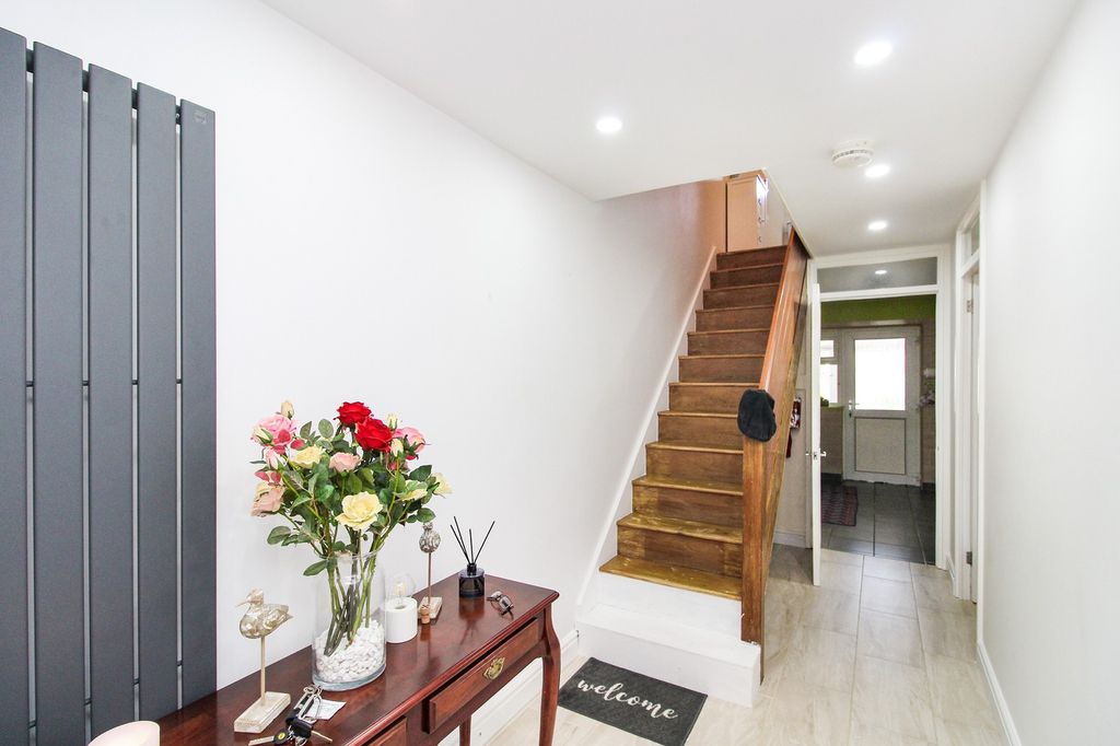 Property photo 2 of 13 Entrance Hall