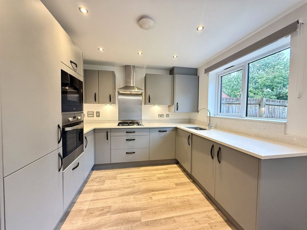 Property photo 3 of 11 Kitchen