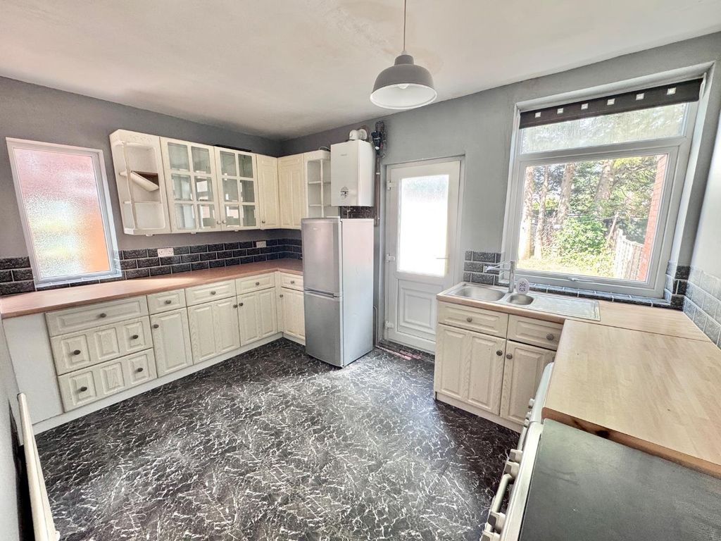 Property photo 3 of 12 Kitchen