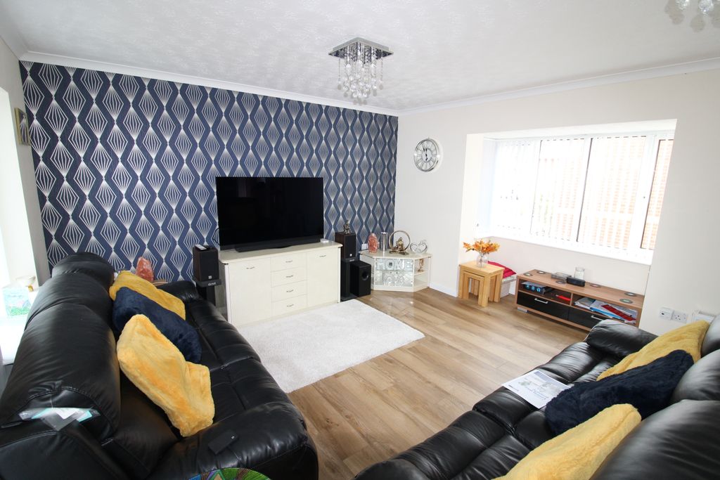 Property photo 3 of 13 Lounge