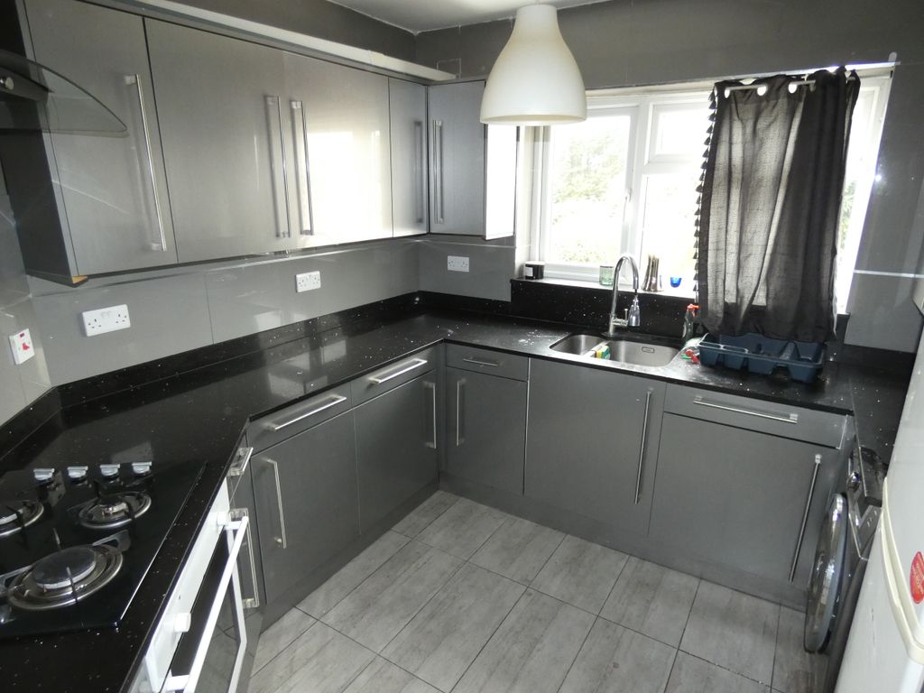 Property photo 3 of 10 Kitchen