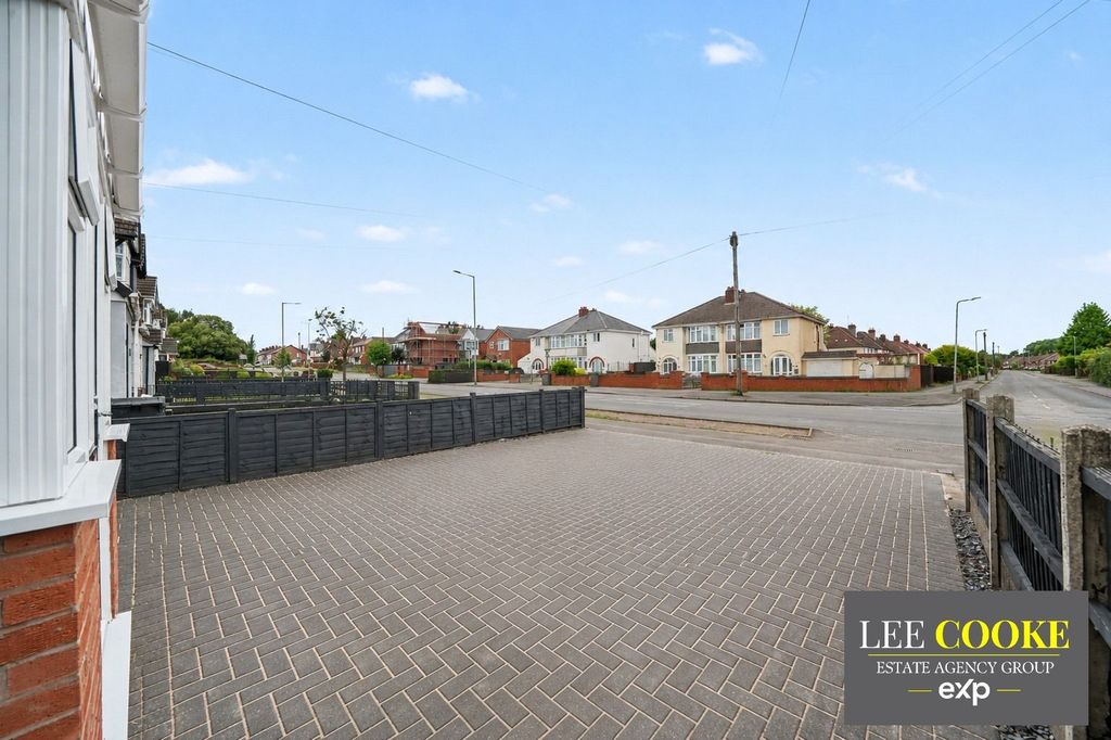 Property photo 2 of 32