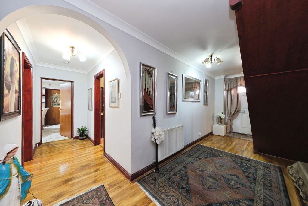 Property photo 2 of 18 Hallway