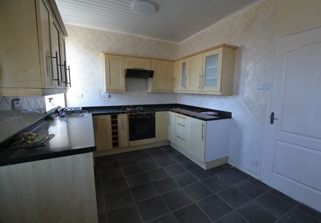 Property photo 2 of 7 Kitchen