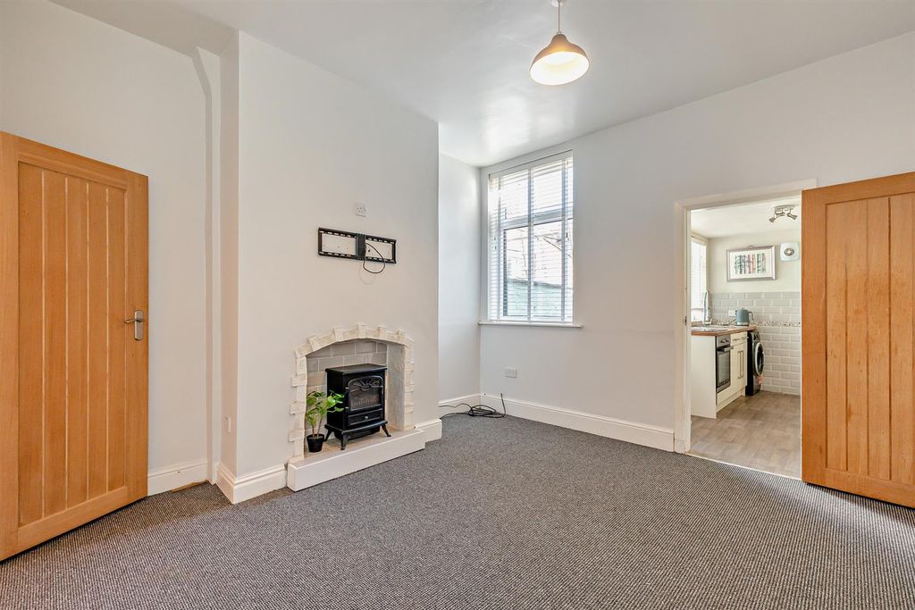 Property photo 2 of 11 8664442-Interior13-800.Jpg