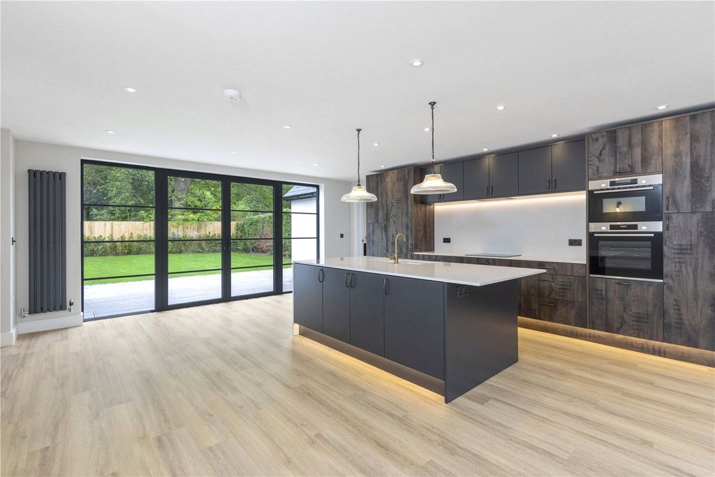 Property photo 3 of 12 Kitchen/Breakfast