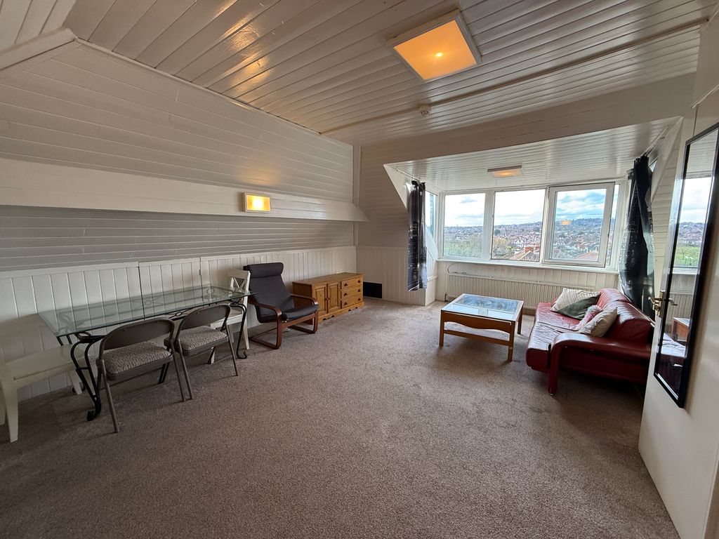 Property photo 3 of 7 Lounge Area