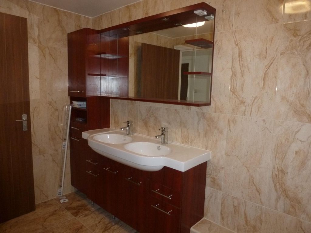 Property photo 3 of 10 Bathroom