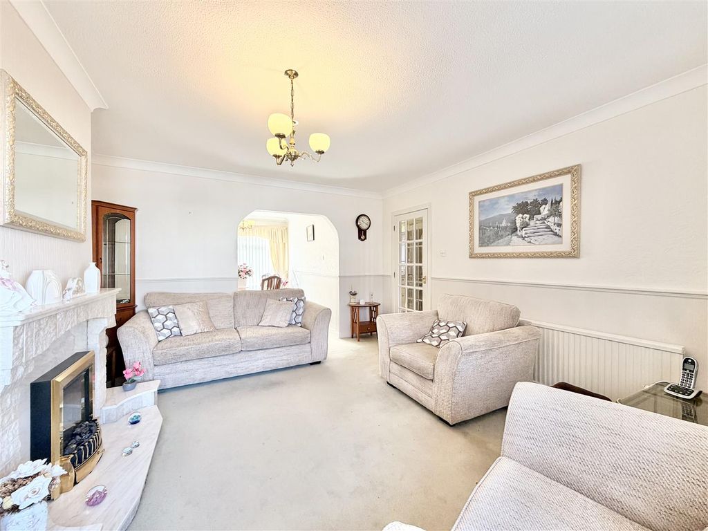 Property photo 3 of 16 Lounge