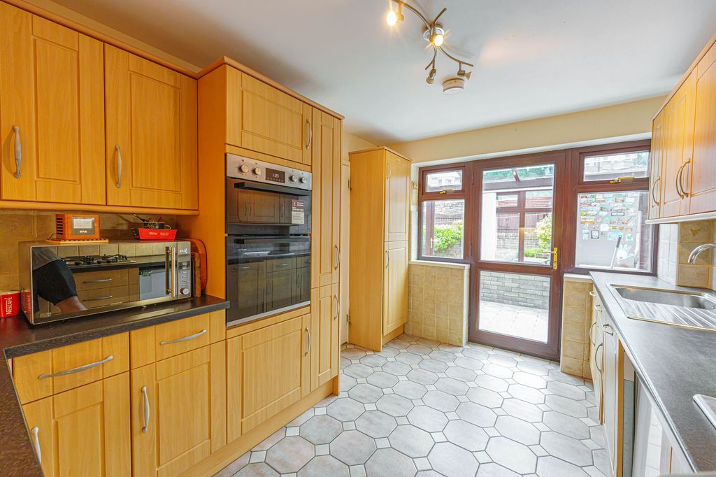 Property photo 2 of 39