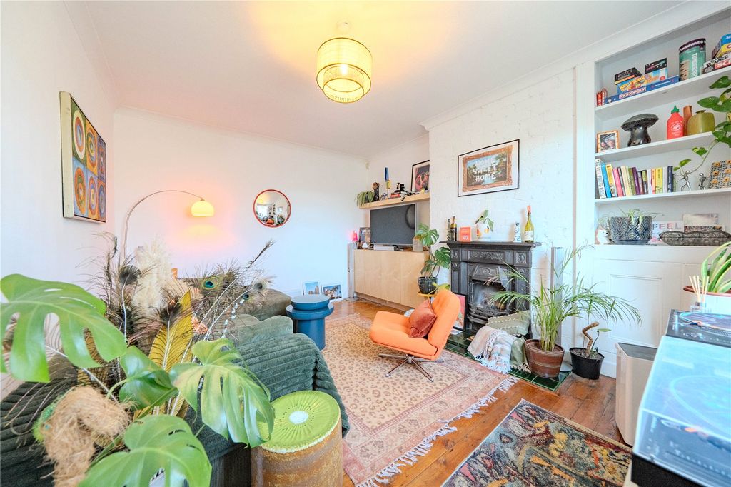 Property photo 3 of 15 Lounge