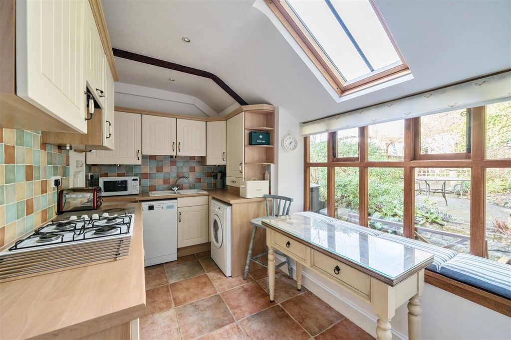 Property photo 3 of 19 Kitchen