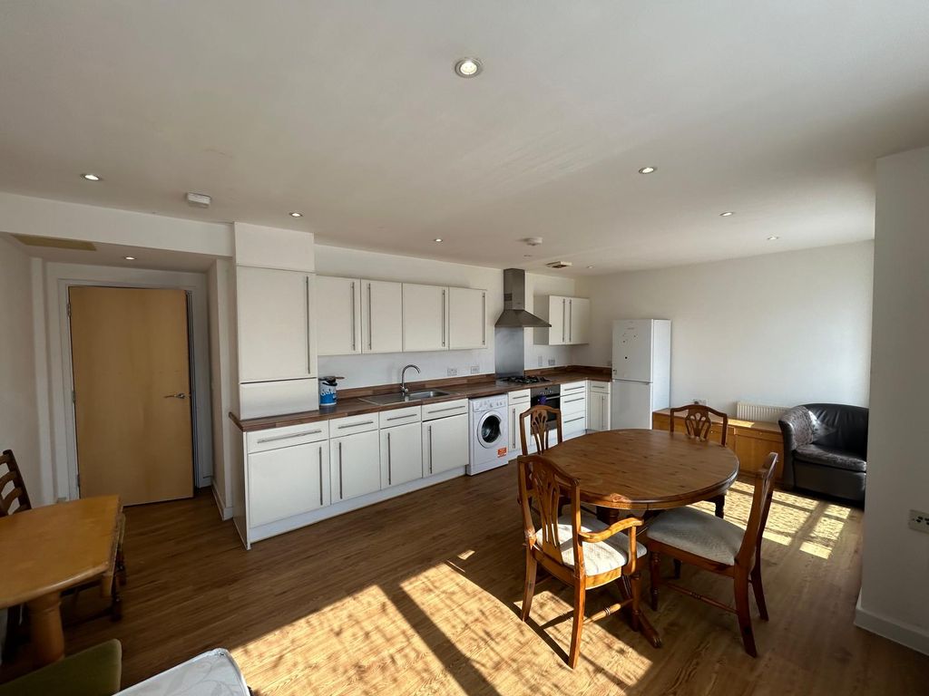 Property photo 1 of 8 2 Bed Flat To Rent Gateway Court, Southall Ub2