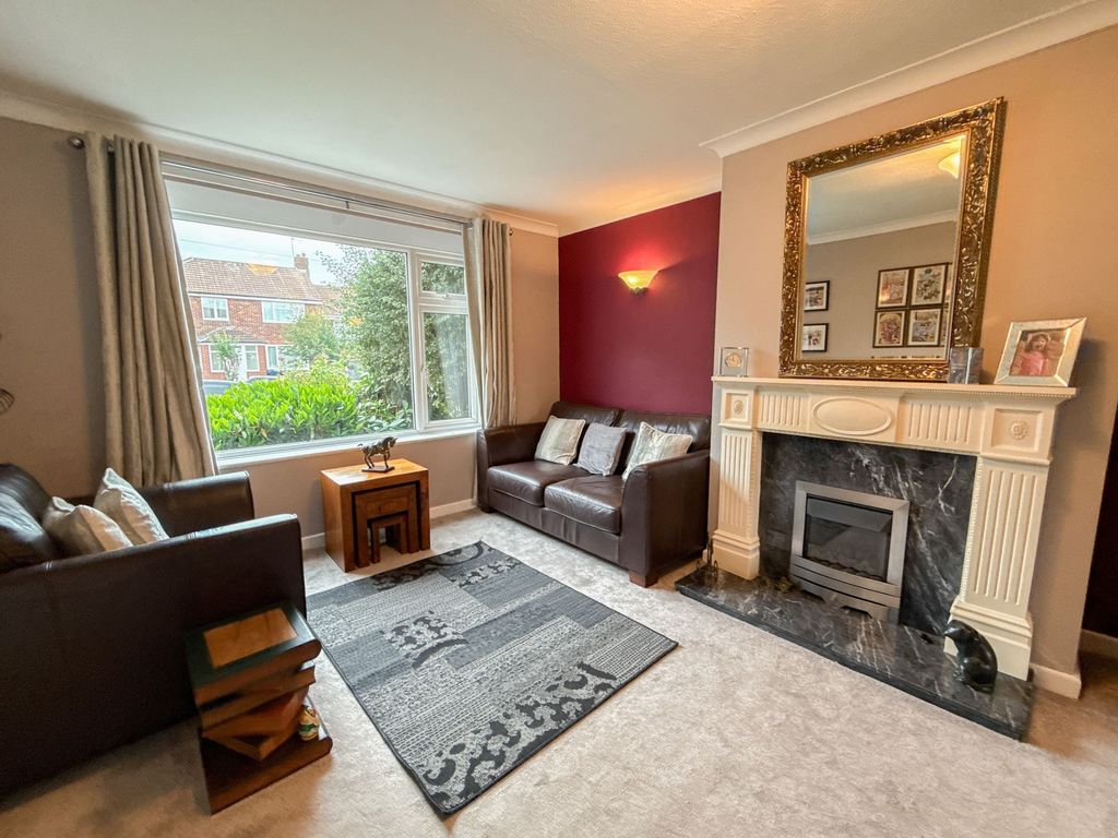 Property photo 2 of 12 Lounge