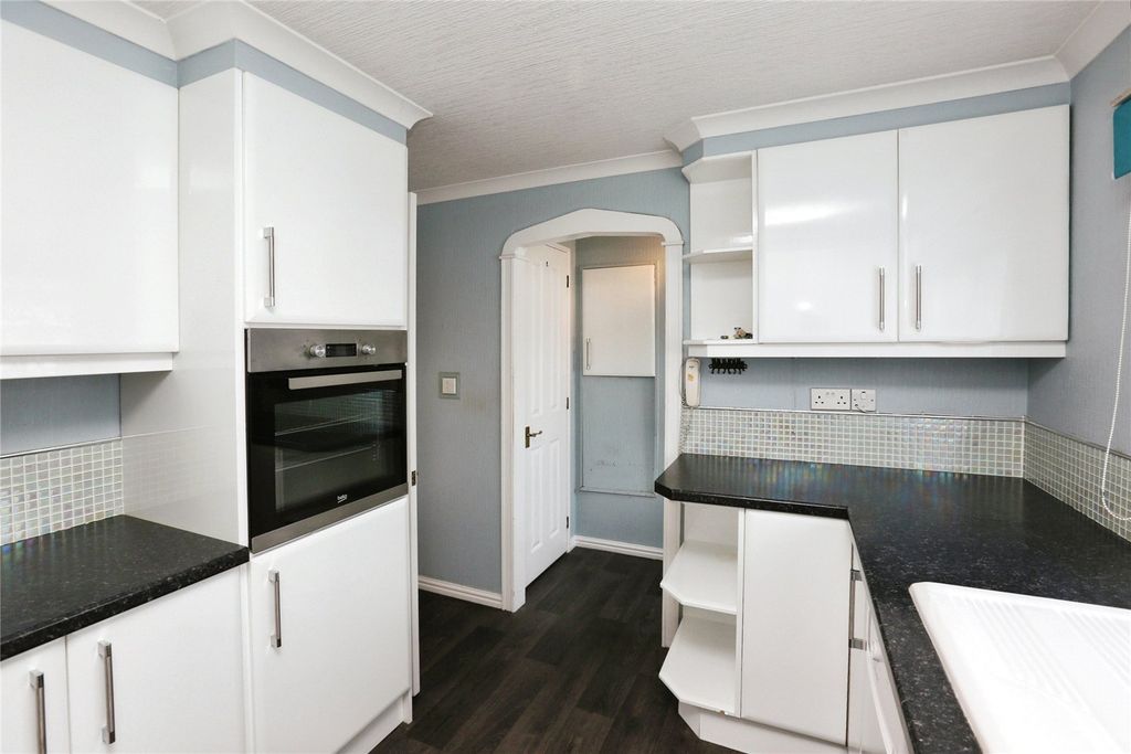 Property photo 3 of 19 Kitchen