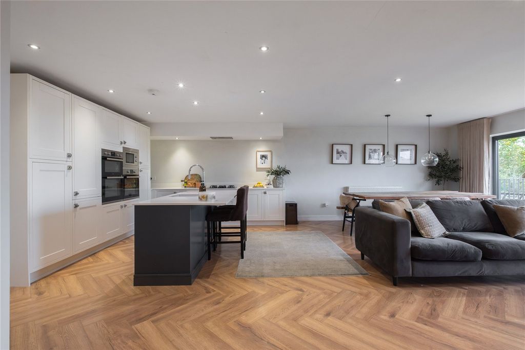 Property photo 2 of 31 Living / Dining