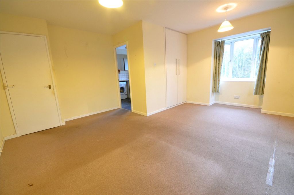 Property photo 3 of 9 Bedroom/Living