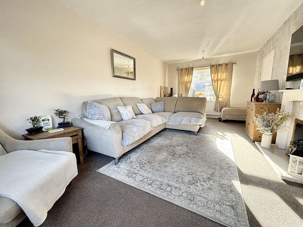 Property photo 3 of 11 Lounge