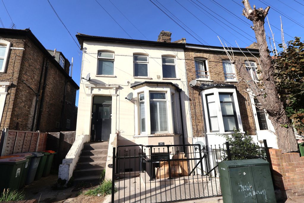 Property photo 1 of 14 Two Bedroom First Floor Flat With Roof Terrace And Garden- No Service Charges