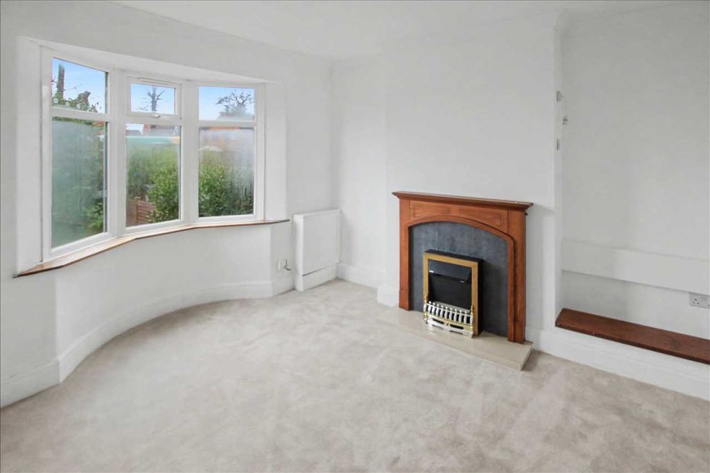 Property photo 3 of 23 Lounge