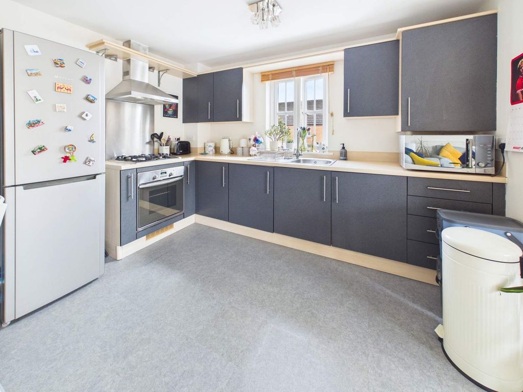 Property photo 3 of 17 Kitchen