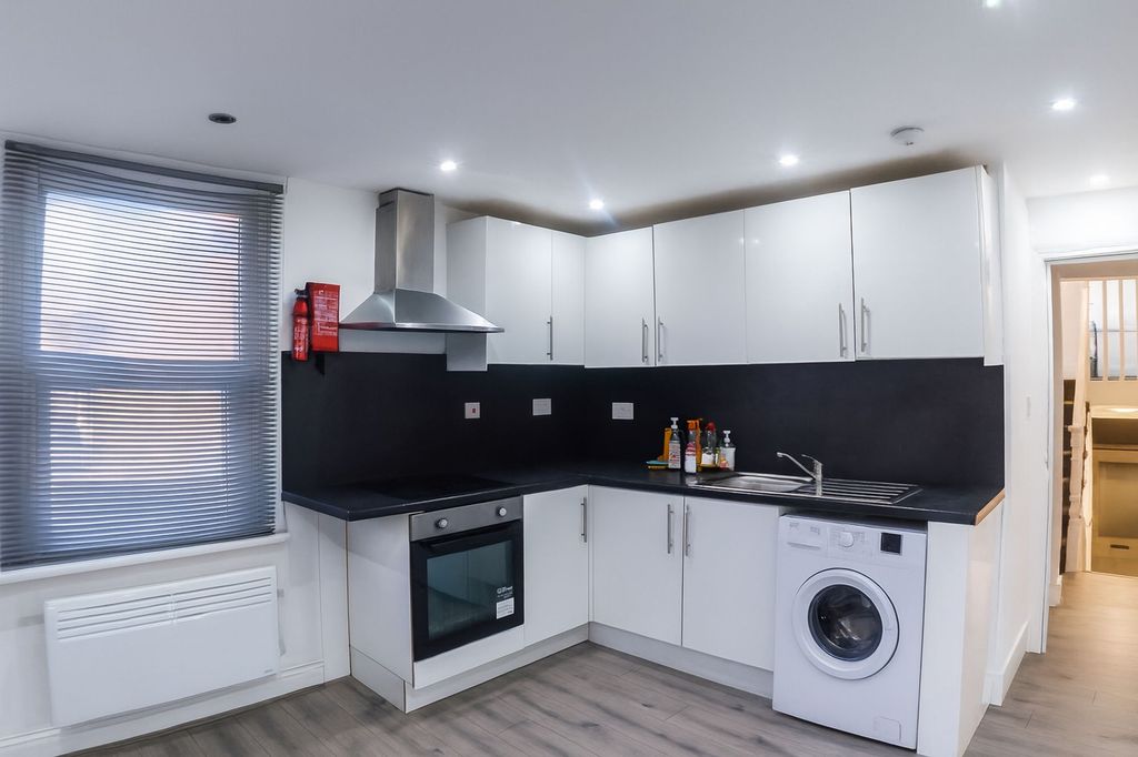 Property photo 3 of 11 Kitchen