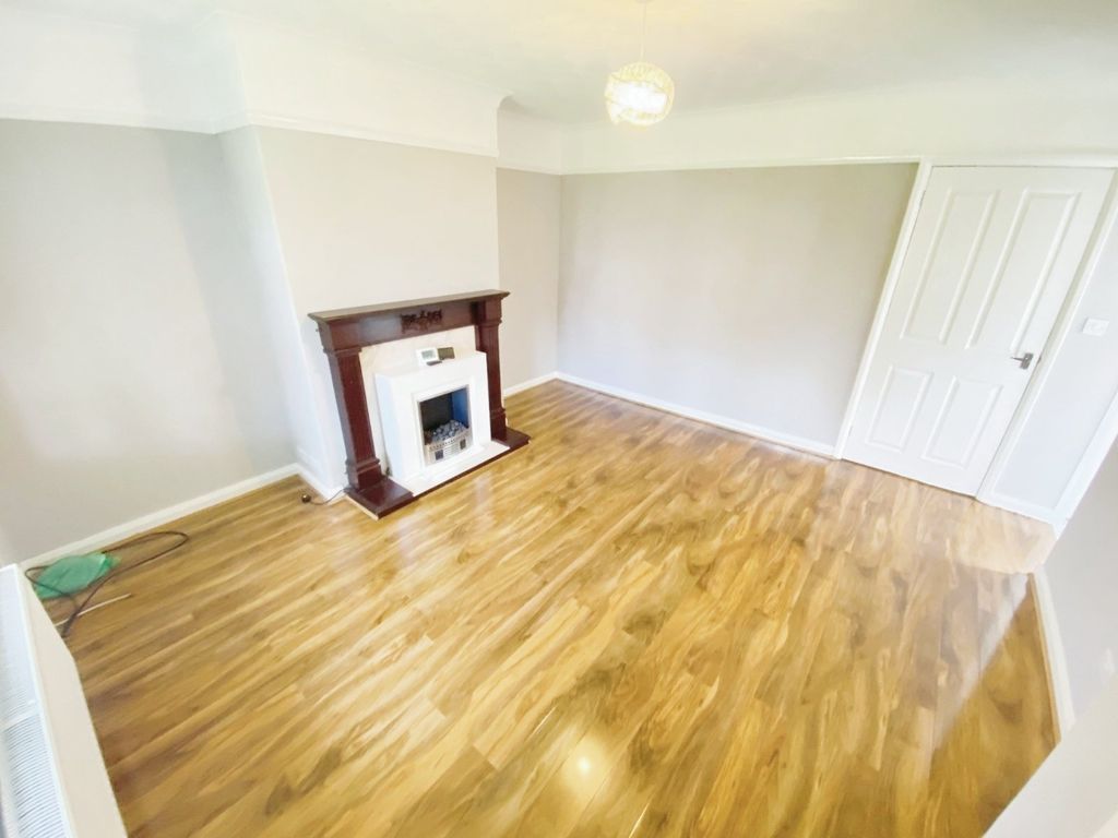 Property photo 3 of 17 Lounge