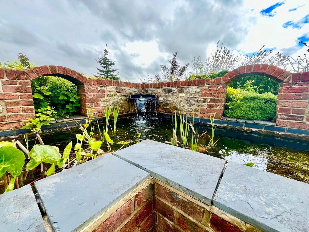 Property photo 2 of 33 Picture No. 24