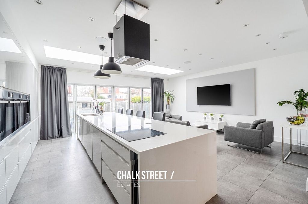 Property photo 2 of 27