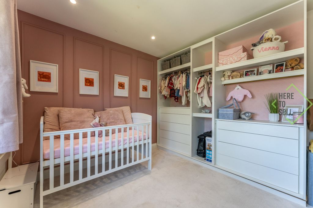 Property photo 2 of 14 Chelmsford Avenue Romford Rm5-3